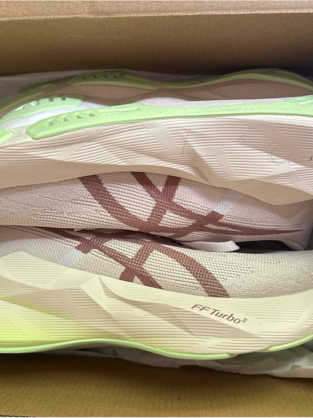Asics Novablast 6 rose dust/illuminate yellow
